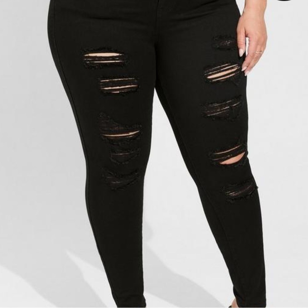 Torrid Bombshell Skinny Premium Stretch High-Rise Destructed Jean extra short - Picture 2 of 5